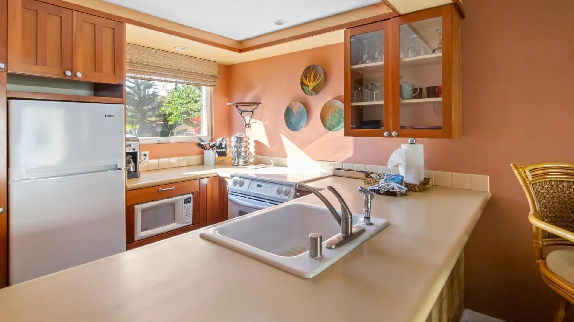 Bamboo Suite, 1 Bedroom, Sleeps 4, Pool & Bbq, Pre-Renovation Summer Sale